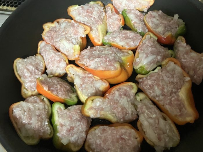 ピーマンの肉詰めを作ってる途中。
